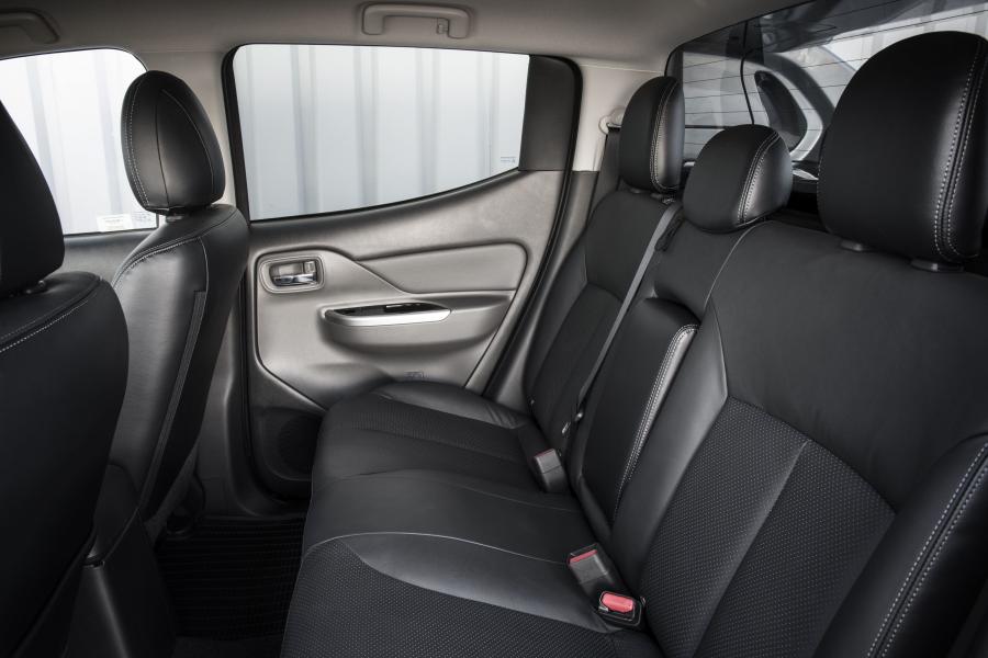 Интерьер Fiat Fullback Double Cab (503) 2016 года  (UK) (фото 4 из 38)
